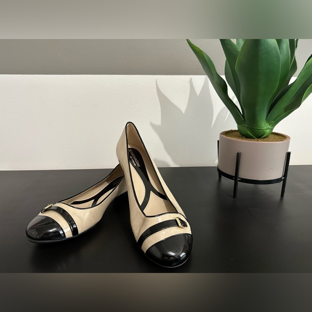Naturalized two tone flats, size 8.5W